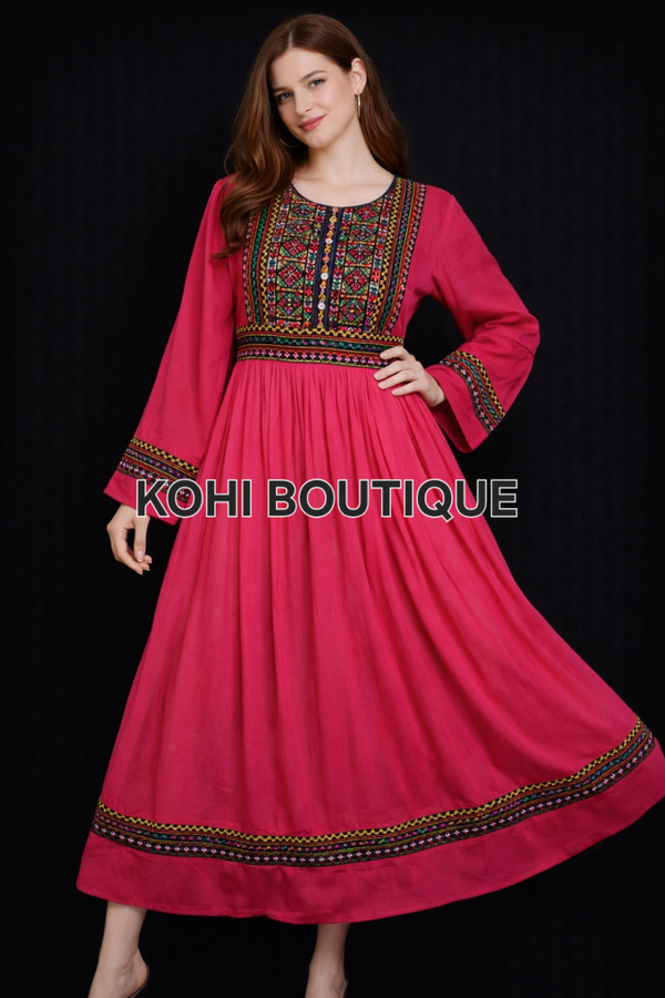 Elegant, håndbrodert maxikjole i tradisjonell stil