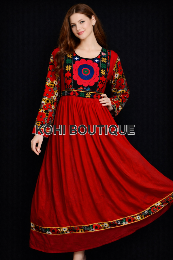 rød maxikjole med kunstnerisk håndbroderi