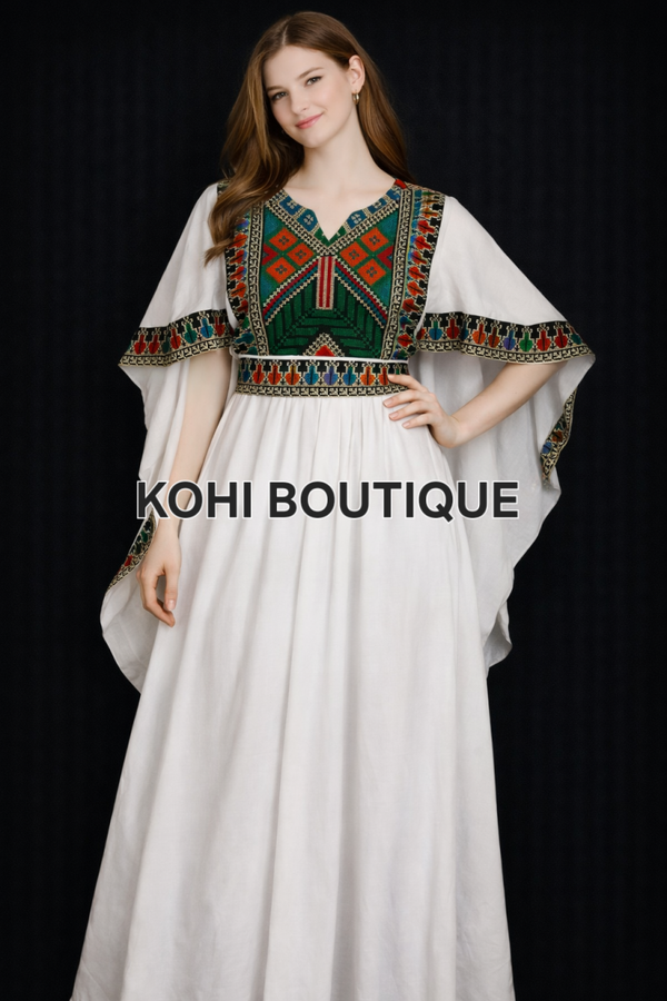 Elegant tradisjonell kjole i hvitt med håndbroderte detaljer