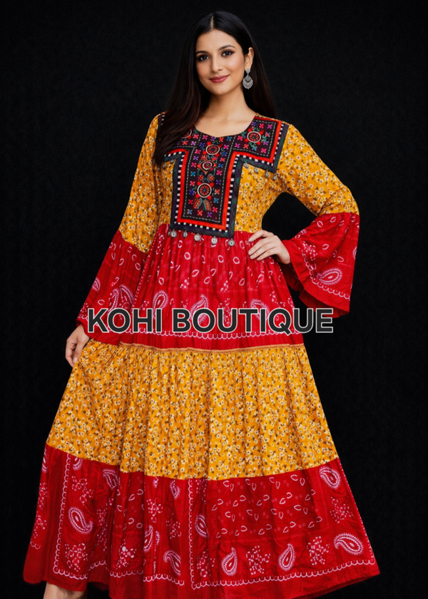 Maxikjole med dekorative mønstre og brodert brystparti