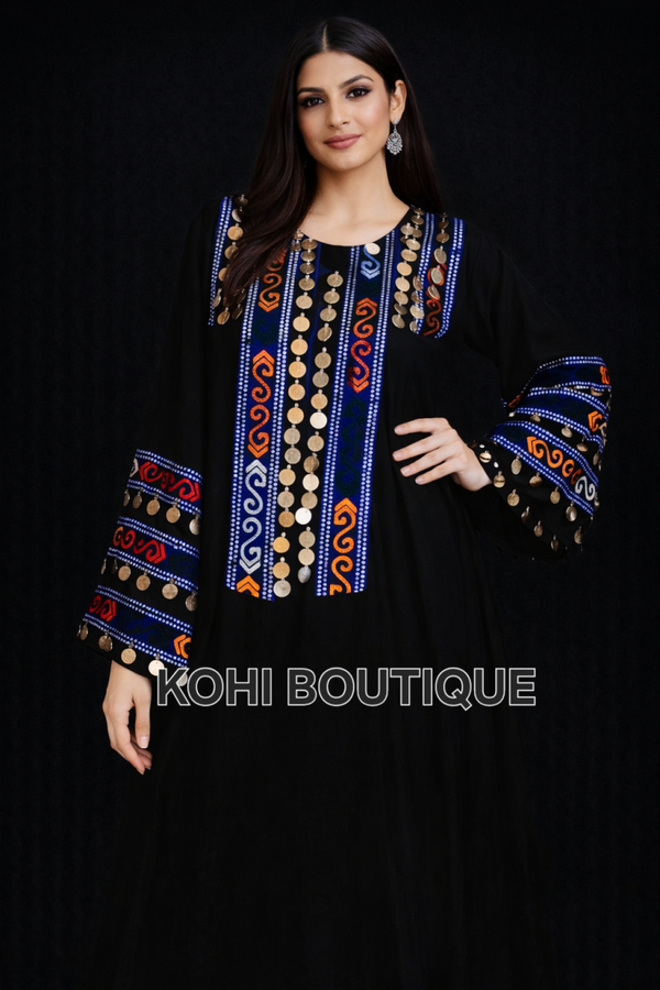 Tajiki maxikjole med broderi og dekorative metalldetaljer