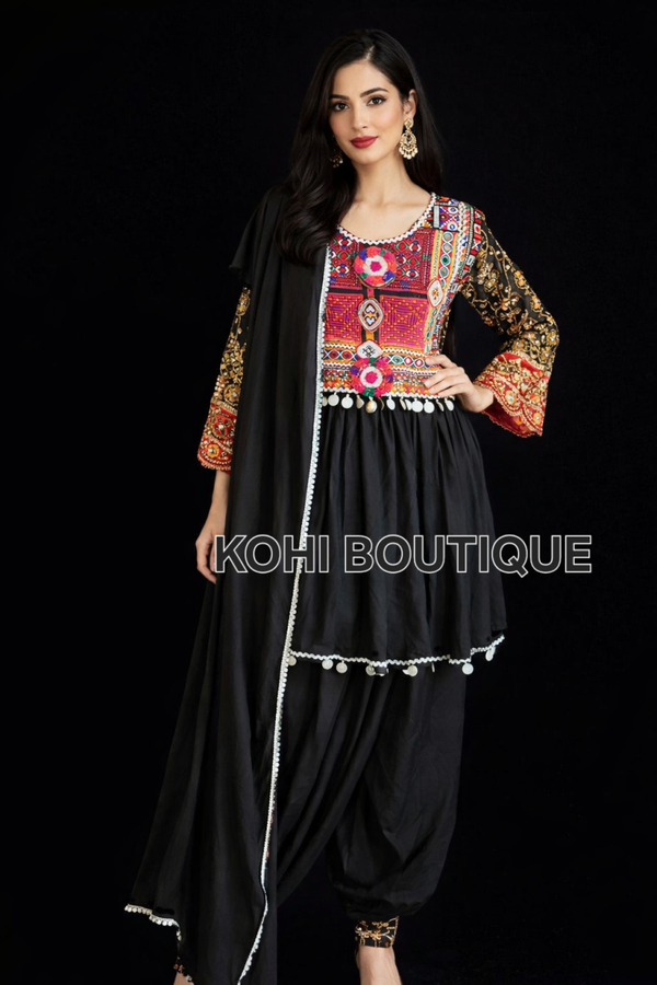 Afghansk kjole – sort med rikt håndbrodert liv