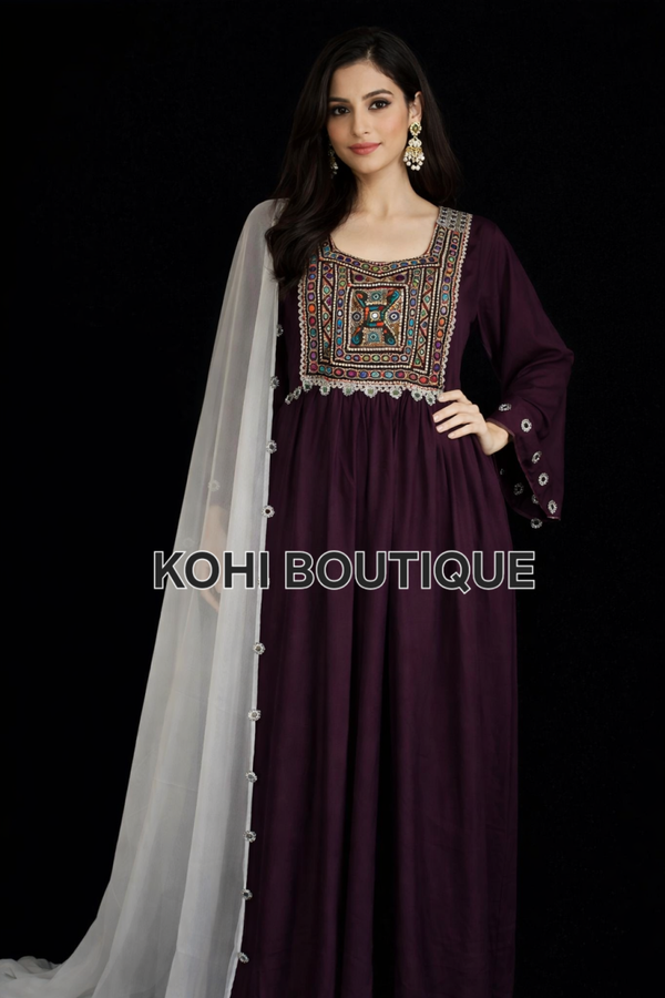 Elegant afghansk kjole – dyp lilla med håndbrodert liv