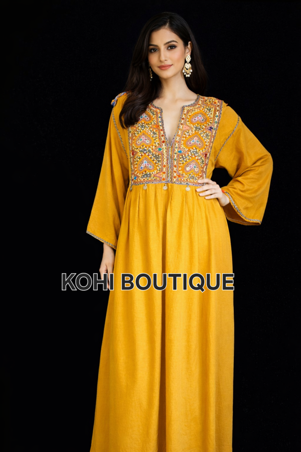 Elegant afghansk kjole i gyllen farge – tidløs og håndbrodert