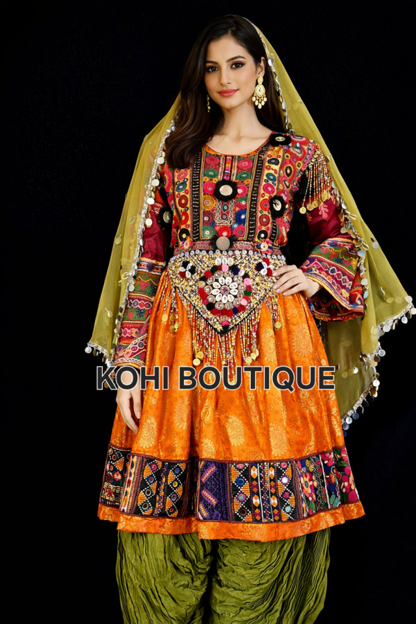 Fargerik afghansk kjole – rikt håndverk og unikt uttrykk