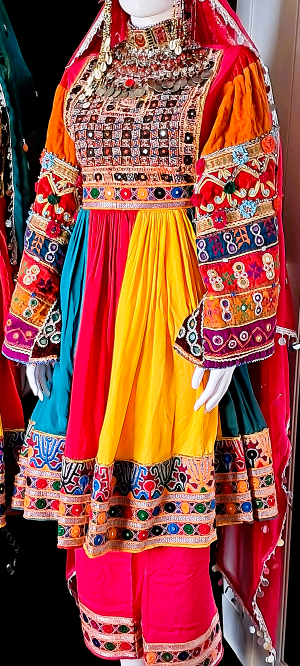 Afghansk festkjole – håndbrodert og rikt dekorert