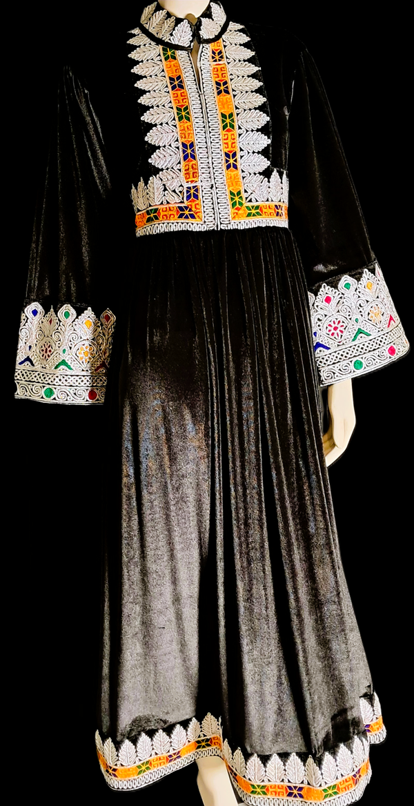 Afghansk brodert fløyelskjole