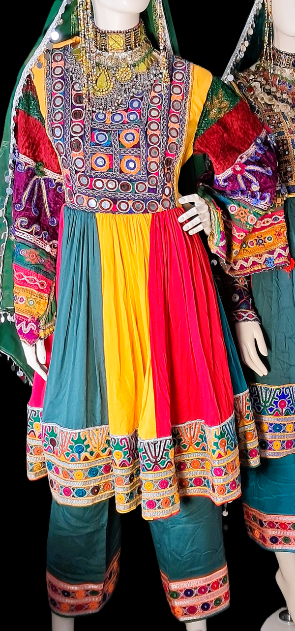 Afghansk festkjole – fargerik og håndbrodert