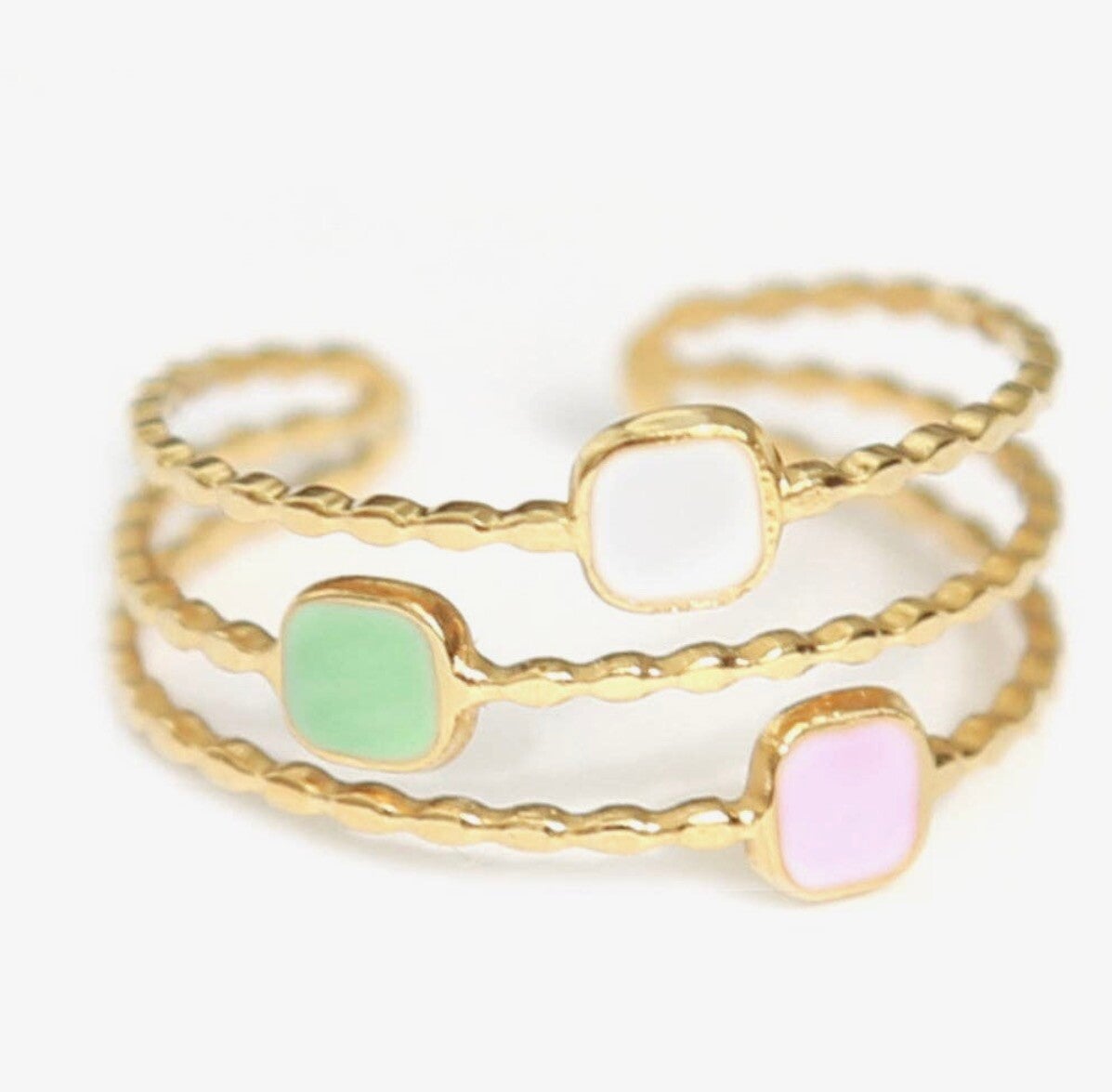 Gouden ring in pastelkleuren