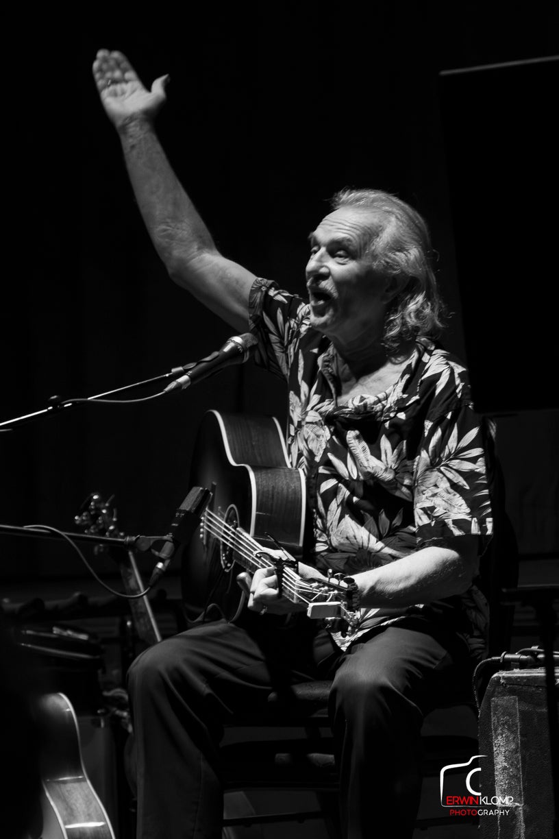 Hans Theessink tijdens een Crossroads Sessie