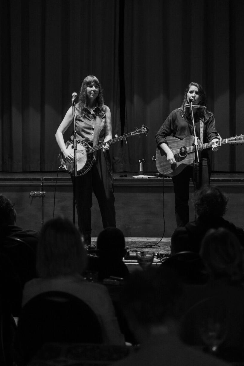 Tess Liautaud en Jessie Shanks tijdens een Crossroads Sessie