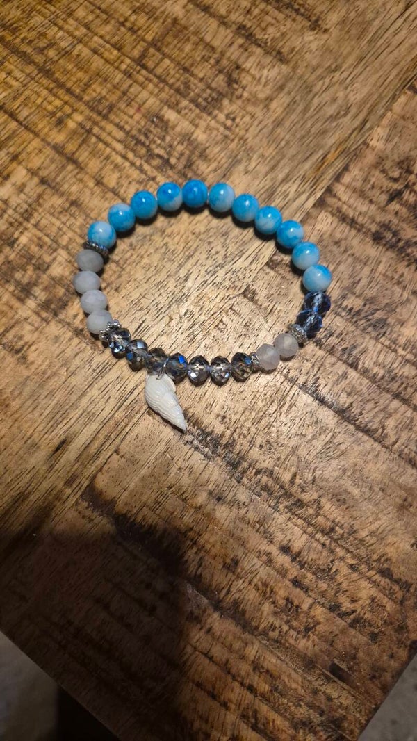 Kralenarmband wit/blauw met schelp