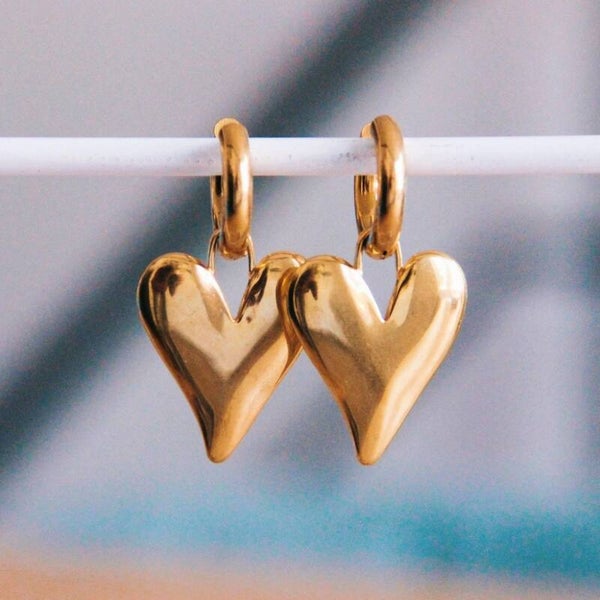 Stainless steel wide hoop earring met XL gesloten hart heart - gold