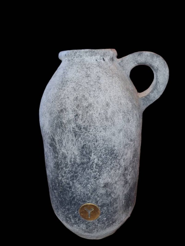 Brynxz jug with ear stone black