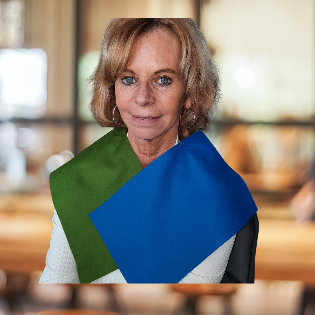 Blonde dame met zwarte hoed