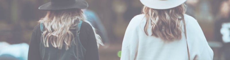 Twee dames met hoed op