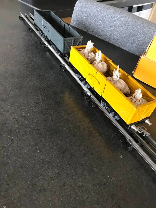 JEP ECHELLE O LOT DE 2 WAGONS PLATE FORME AVEC CHARGEMENT EN BO