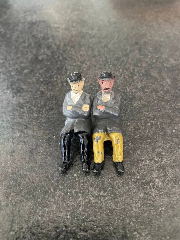 CR / CRESCENT TOYS ECHELLE 1 LOT DE 2 PERSONNAGES ASSIS POUR TRAMWAY OU CALECHE