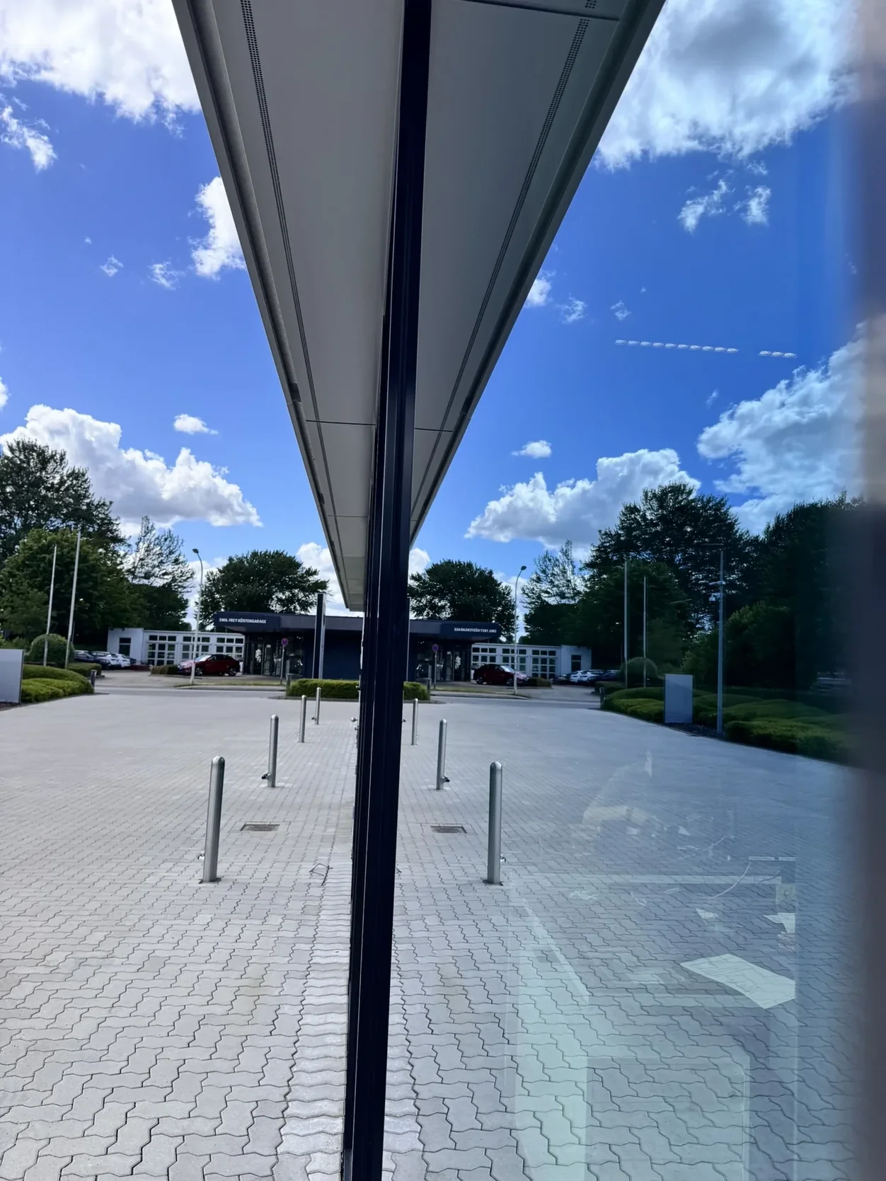 Saubere und spiegelnde Glasflächen nach der Fensterreinigung