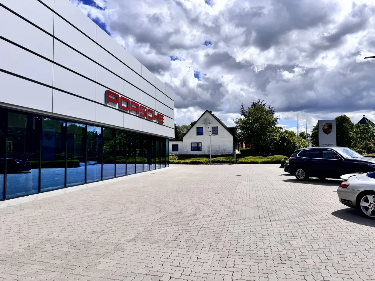 Gereinigte Glasfassade eines modernen Gewerbeobjekts