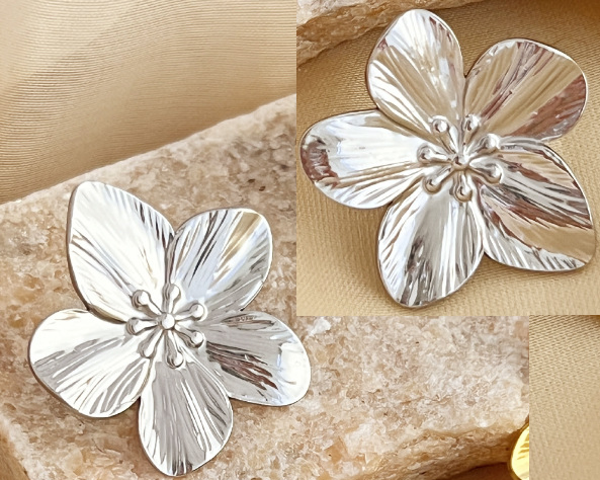 Boucles d’Oreilles Fleur Martelée tige au centre – Acier Inoxydable Argenté (3,3 x 3,1 cm)