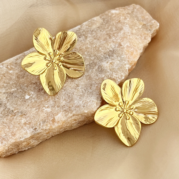 Boucles d’Oreilles Fleur Martelée tige au centre – Acier Inoxydable Doré (3,3 x 3,1 cm)