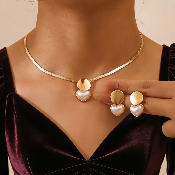 Parure Collier Ras-de-Cou Maille Serpent & Boucles Cœur Nacre Doré | Élégant Femme