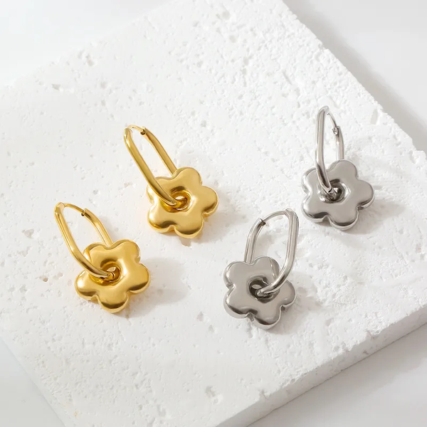 Boucles d’Oreilles Créoles  Dorées Argentées avec Breloque Fleur