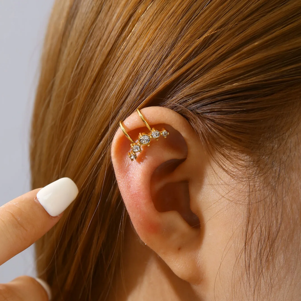 ✨ Clips d’oreilles dorés en acier inoxydable — élégants et modernes, ornés de zircons brillants pour un effet lumineux sans perçage ! 💎