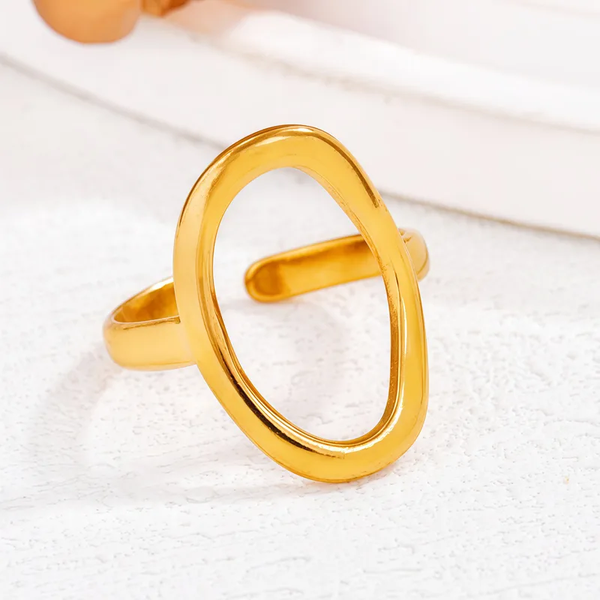 Bague ouverte dorée à ovale ajouré – Minimaliste et tendance