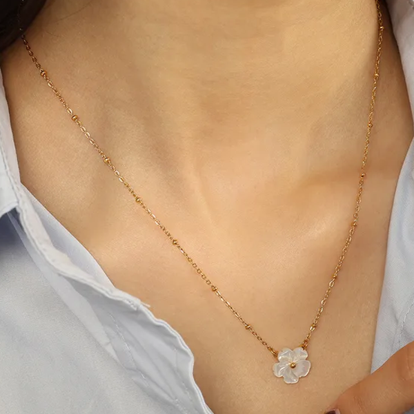 Collier Fleur Style Féérique IG – Acier Inoxydable 304 Doré, Coquille Nacrée | Chaîne Câble 40 + 5 cm, Pendentif 16,7 mm | vanbijoux