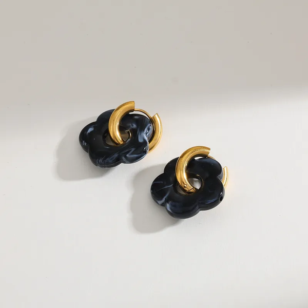 Boucles d’Oreilles Fleur Noire & Anneaux Dorés – Acier Inoxydable (26,2 mm / 19,8 mm)