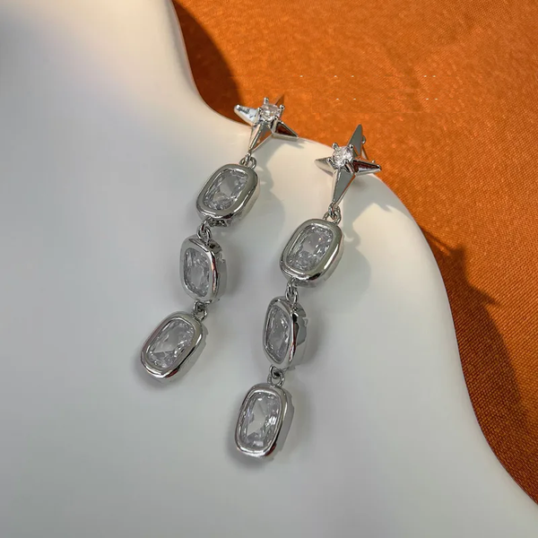 Boucles d’Oreilles Pendantes Argentées à Strass – Élégance Étoilée
