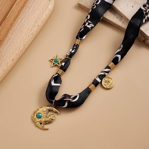 Collier bandana femme imprimée Noir et Blanc – Acier inoxydable 304 avec breloques lune, étoile et rose – Bijou fait main ajustable 63 cm