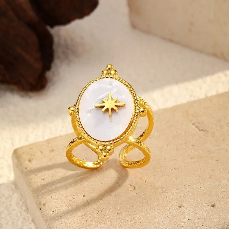 Bague Astrée Ajustable Titane Doré Vintage  Médaillon Nacre d’Ormeau & Étoile Polaire  Bijou Rétro Chic