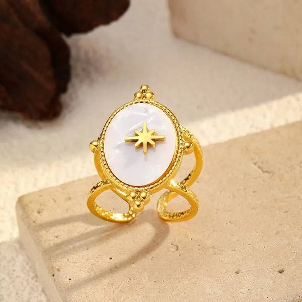 Bague Astrée Ajustable Titane Doré Vintage  Médaillon Nacre d’Ormeau & Étoile Polaire  Bijou Rétro Chic