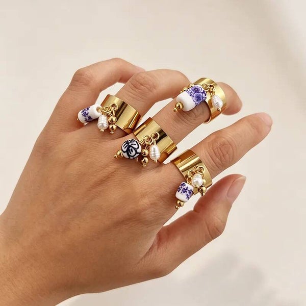 BLUE PORCELAIN - Bague Large Charms Perle & Porcelaine Fleur Bleue Acier Inoxydable Doré
