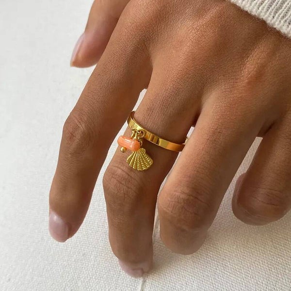 Bague Coralia Jonc Breloques Coquillage Corail – Dorée Ajustable en Acier Inoxydable 316 Été