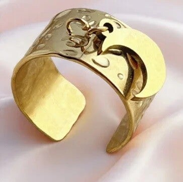 Bague Hécate Manchette Lune Pendante – Dorée Ajustable en Acier Inoxydable 304 Martelée