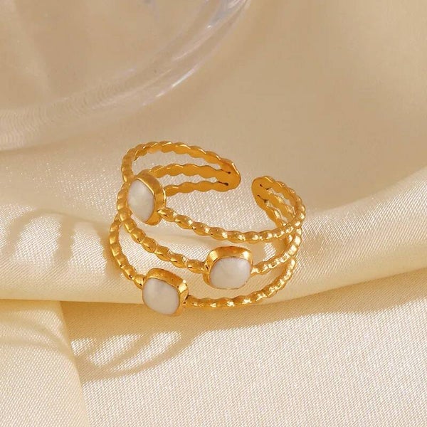 Bague Néra Triple Anneaux Torsadés – 3 Cabochons Résine Blanche  Dorée Ajustable  Acier Inoxydable 304 PVD  Vanbijoux