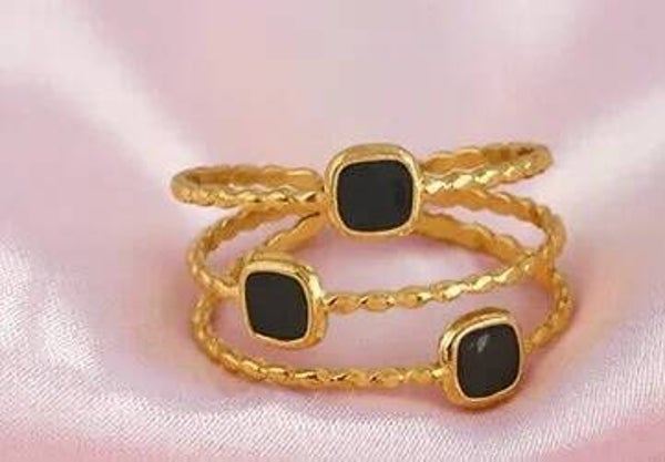 Bague Néra  Triple Anneaux Torsadés – 3 Pierres Noires Onyx Dorée Ajustable en Acier Inoxydable