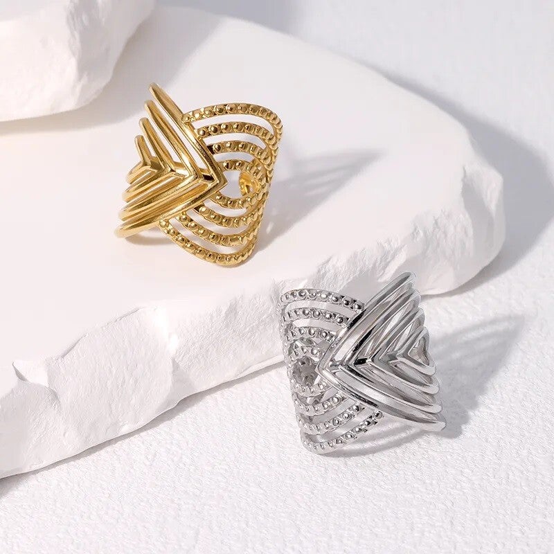 Bague Victoire Large Cuff Géométrique Chevron – Dorée ou Argentée Ajustable en Acier Inoxydable