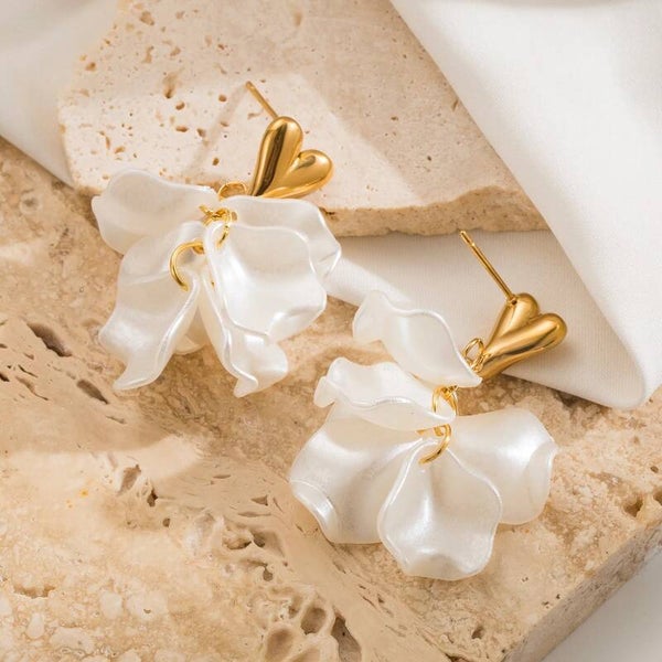 Boucles d’Oreilles Créoles Fleur Nacre – Lysia Élégance Florale Dorée