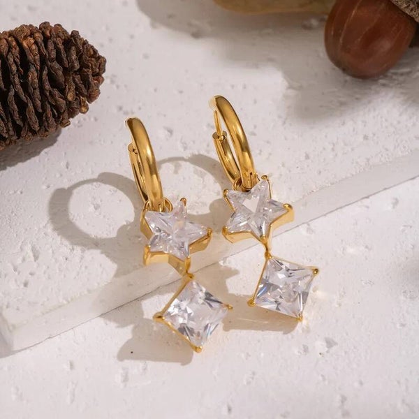 Boucles d’Oreilles Pendantes Étoile Triangle Zircons – Acier Inox Doré