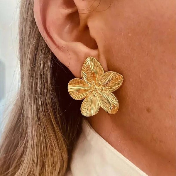 Clous d’Oreilles Fleur Dorée – Acier Inoxydable Femme