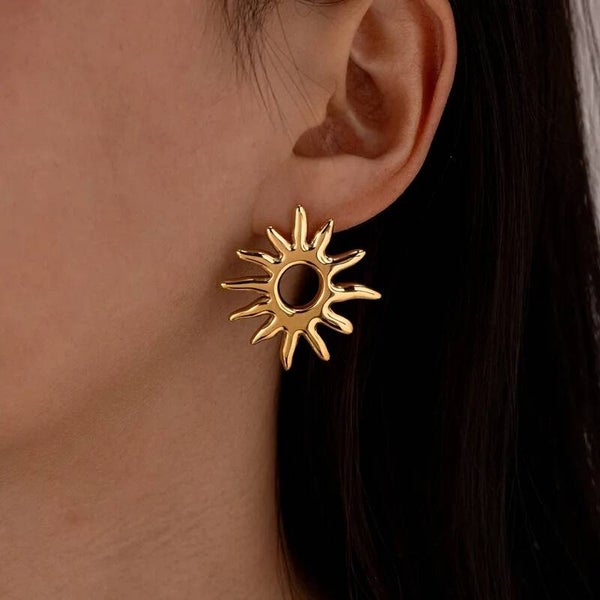 Clous d’Oreilles Soleil Doré Statement – Acier Inoxydable 304