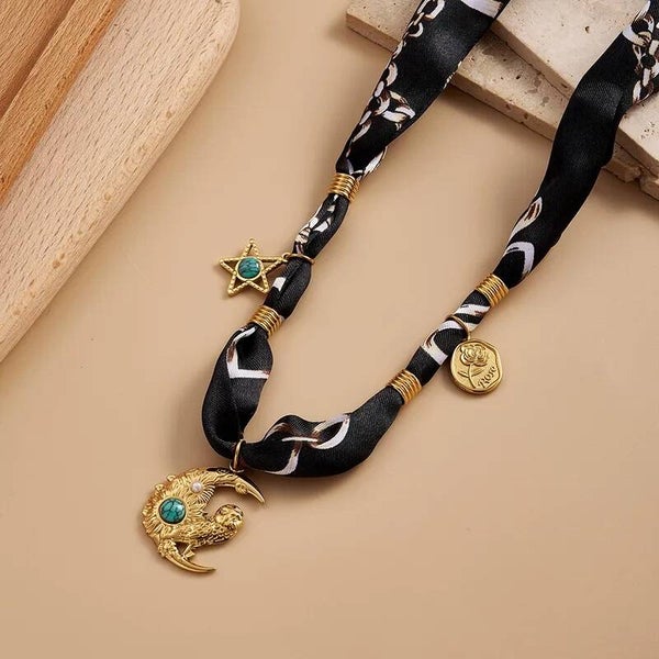 Collier Bandana Femme Imprimé Noir et Blanc – Breloques Lune, Étoile, Rose
