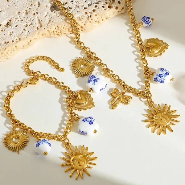 BLUE SOLEIL - Collier Charms Soleil Coeur Porcelaine Fleur Bleue Acier Inoxydable Doré