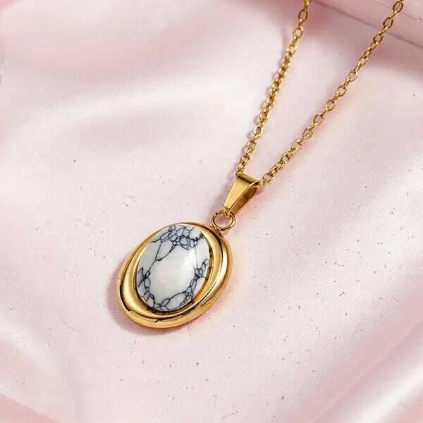 Collier Acier Inoxydable Doré – Pendentif Ovale Pierre Naturelle Marbrée Blanche