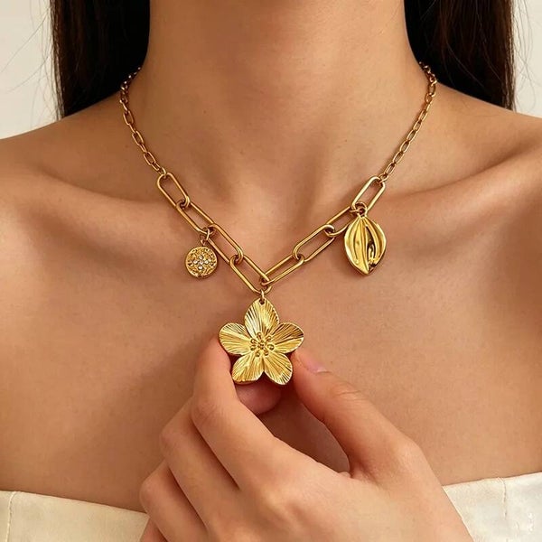 FLORA - Collier Ras de Cou Fleur Acier Inoxydable Doré 3 Charms